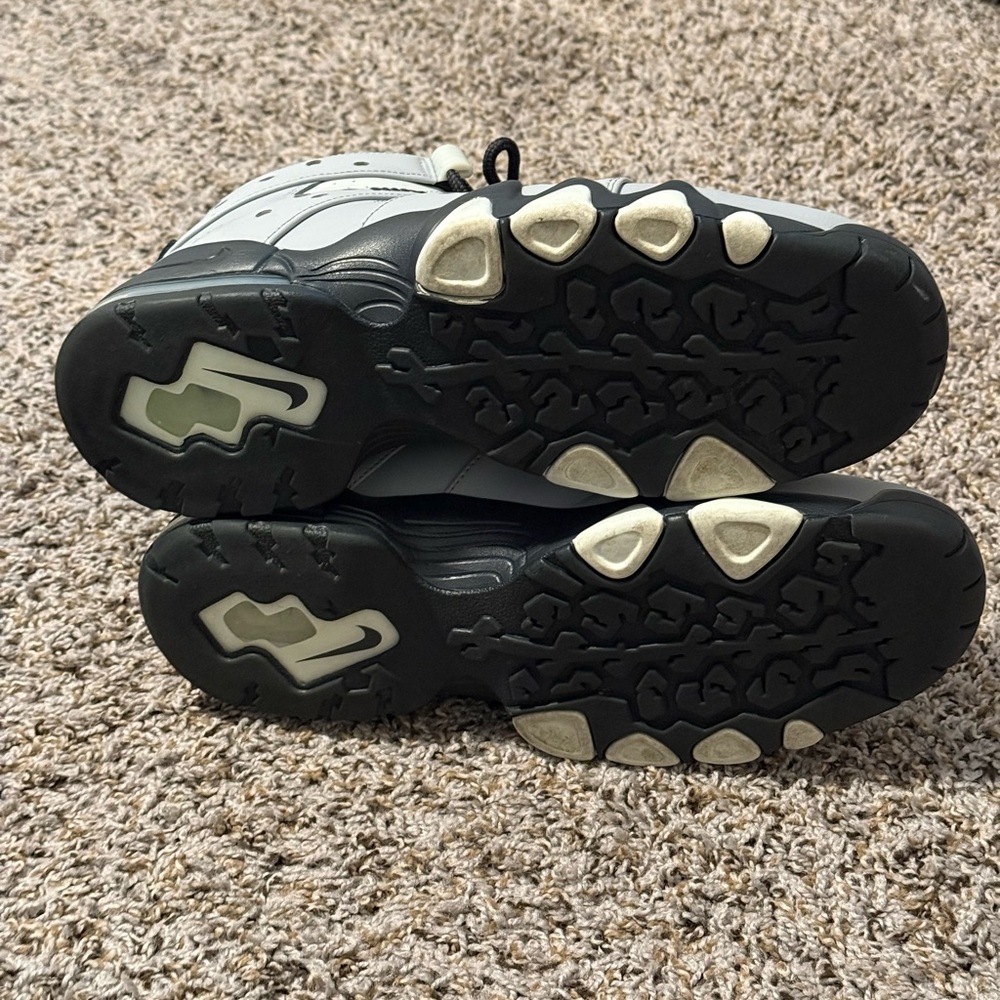 Nike Men’s Black and Gray Shoes - Picture 9 of 10